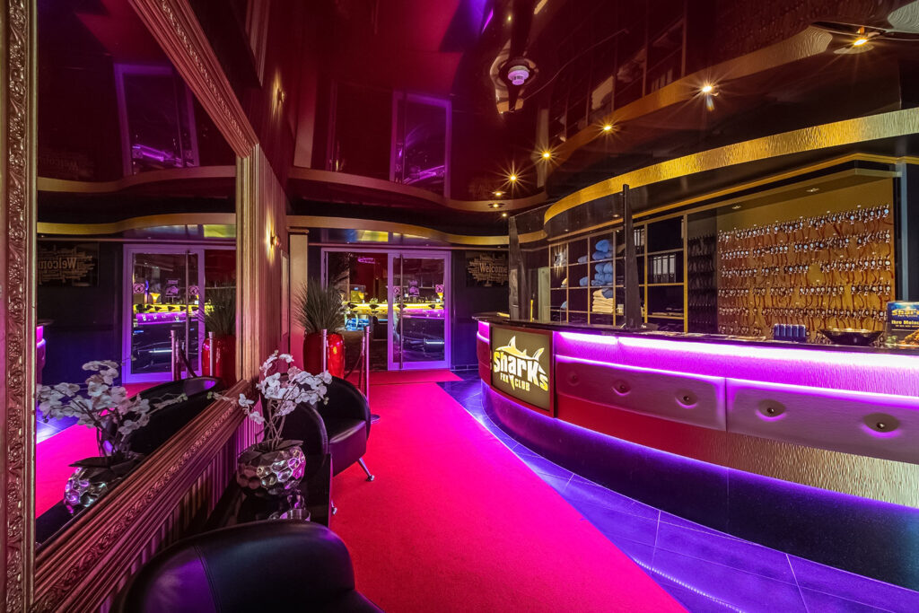 Eingang zum Club, an der Theke der Rezeption